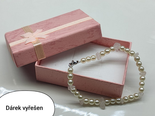 Perlový náramek s úlomky růženínu
