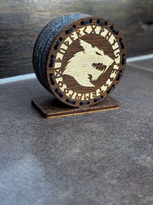 Dřevěná dekorace Vlk Fenrir s runami