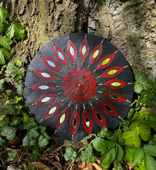 Mandala na dřevěném podkladu