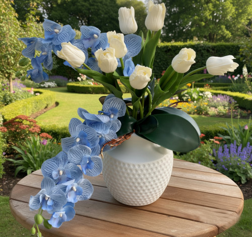 Bílý džbánek s tulipány a orchideji