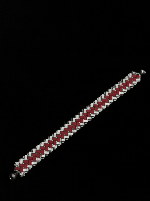 Šitý náramek z korálků Half Tila - Red Silver