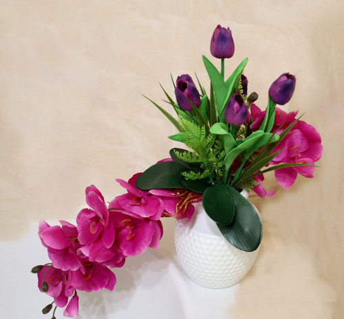 Bílý džbánek s tulipány a orchideji2
