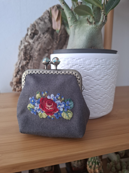 Ručně vyšívaná mincovka petit point – Květy