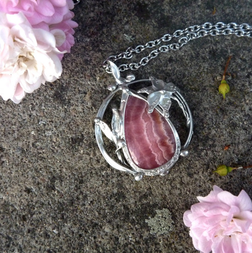 Růžový rodochrozit – handmade přívěsek z cínu