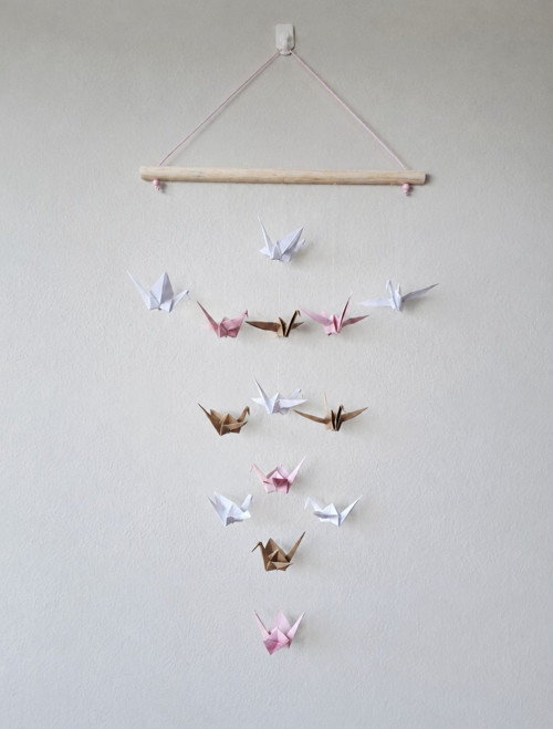 Nástěnná dekorace s origami jeřáby (č. 12)