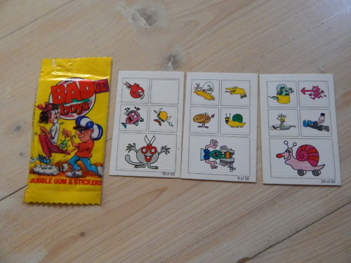 Obal od žvýkaček se samolepkami - Badge boys
