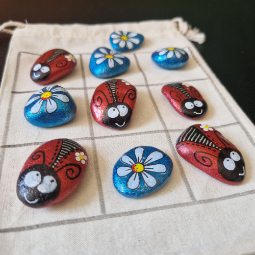 Malované kamínky - hra tic tac toe "broučci"