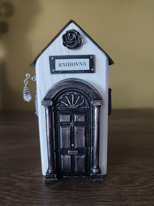 Dřevěný domeček Knihovna – dekorace