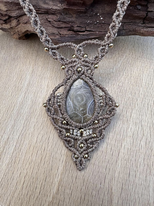 Boho makramé náhrdelník z korálovej fosílie
