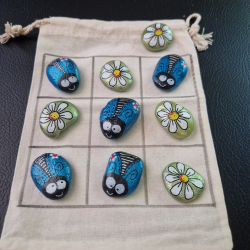 Malované kamínky - hra tic tac toe "broučci"