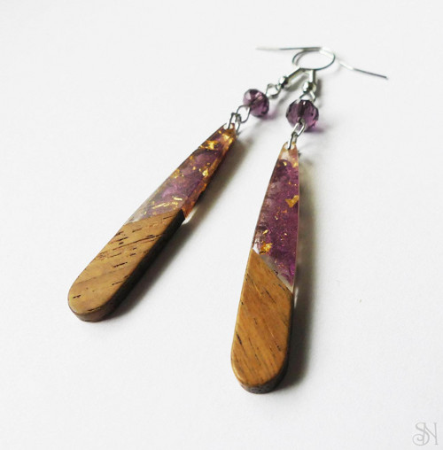 Handmade fialové náušnice z dreva a živice - chiru