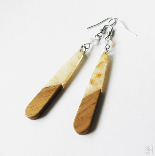 Handmade biele náušnice z dreva a živice - chirurg