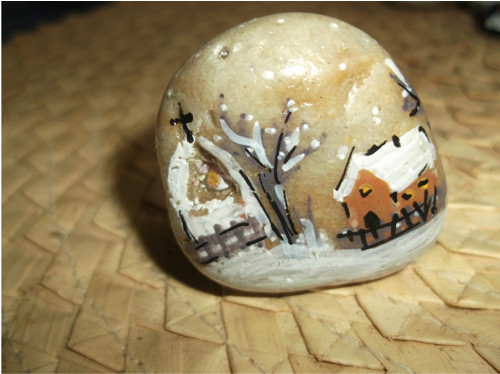 Kamínek,malovaný dokola,jde postavit. 10x5 cm