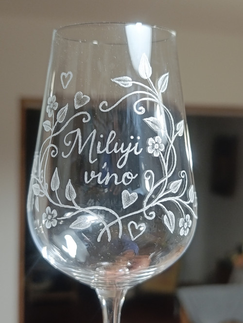 Sklenička Miluji víno