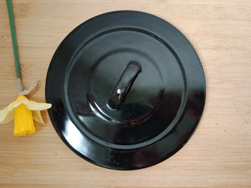 Smaltovaná černá poklička 16,5 cm