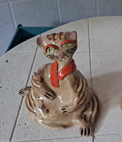 Kočka s oranžovou šálou