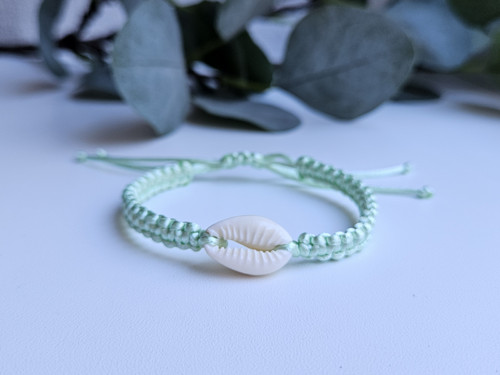 Saténový shamballa naramek s mušličkou Light Green