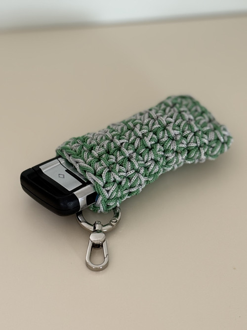 Háčkovaná přívěsek BaggY akryl
