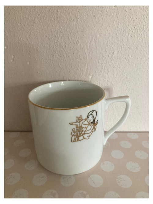 Dětský porcelánový hrnek s holčičkou a panenkou