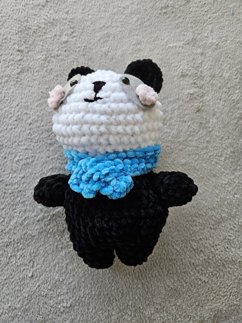 Ručně háčkovaná panda – 25 cm