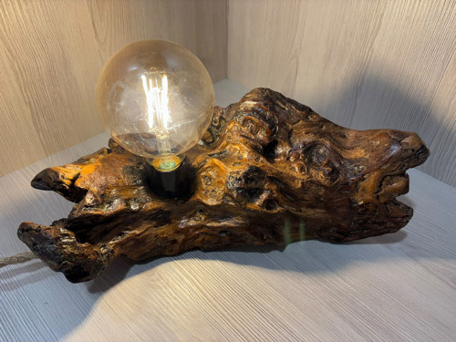 Designová stolní lampa z masivního dřeva -samorost