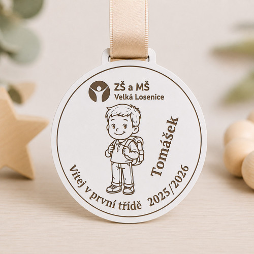 Dřevěná gravírovaná medaile – Vítej v první třídě