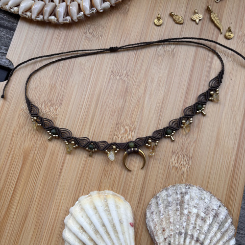 Hnědý micro macrame náhrdelník s půlměsícem