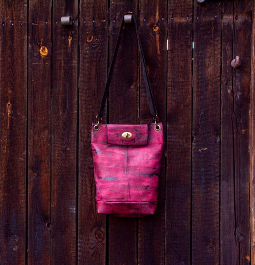 Kožená kabelka crossbody růžová
