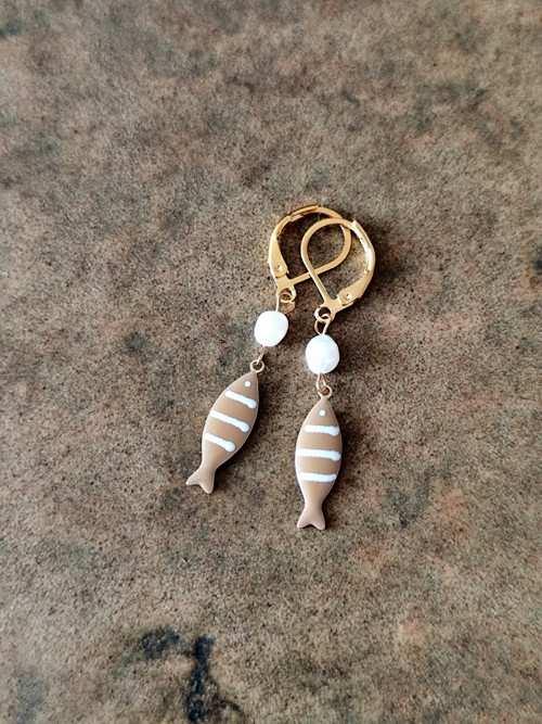 Náušnice s rybkou a perličkou - béžové