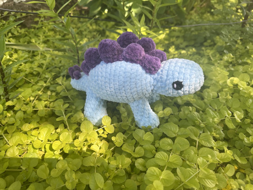 Dinosauři jako hračky! Fialový Stegosaurus