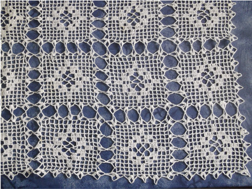 Háčkovaný bílý čtverec ubrus - dečka 64 x 64 cm.