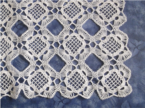 Háčkovaný ubrus obdélník 103 x 45 cm.