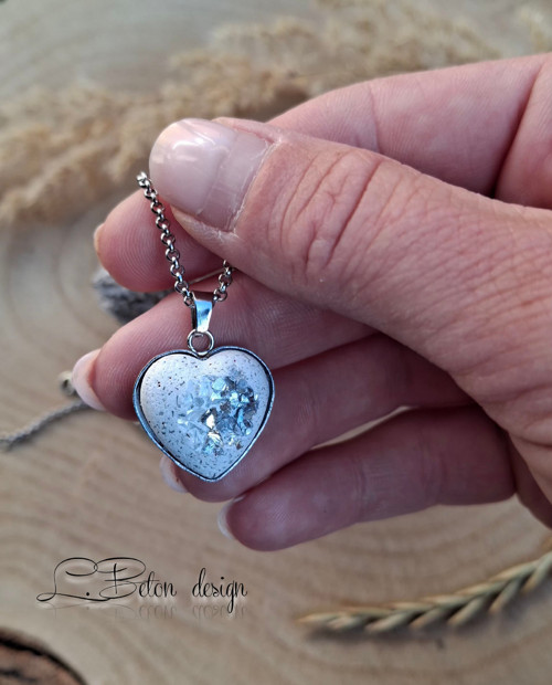 Betonové bílé srdce s odlesky zlata a stříbra