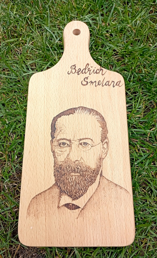 Dřevěné prkýnko s ručně vypáleným B. Smetanou