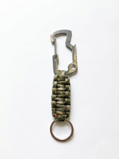 Přívěsek s multifunkční karabinkou (forest camo)