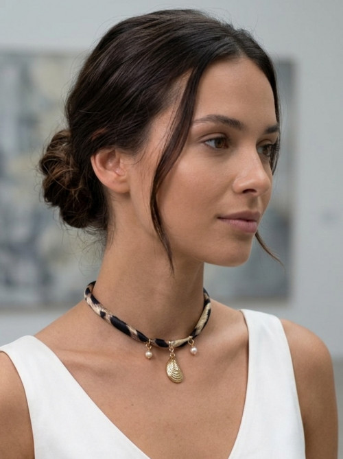 Saténový choker s leopardím vzorem a mušličkou