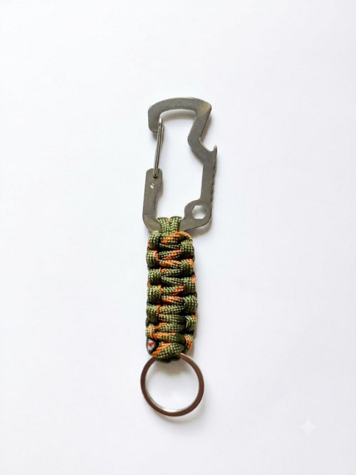 Přívěsek s multifunkční karabinkou (green camo)