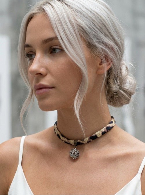 Saténový choker s leopardím vzorem a přívěskem