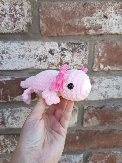 Háčkovaný velký axolotl - růžový