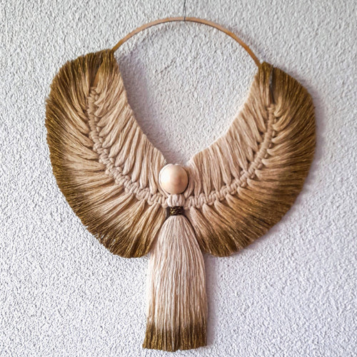 Macramé anděl s ombré zlatým efektem