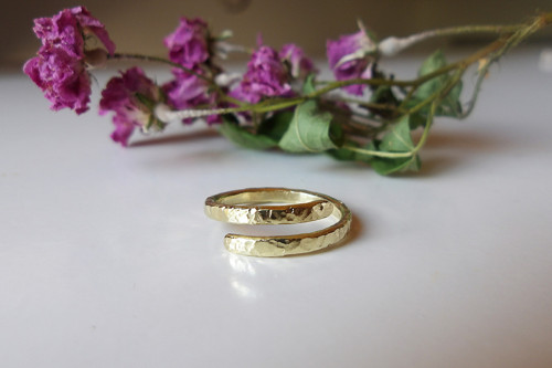 "Párty zlato" - tepaný mosazný open ring