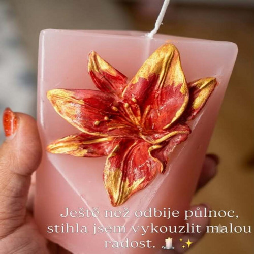Svíčka Lilie – růžový vosk, ruční malba