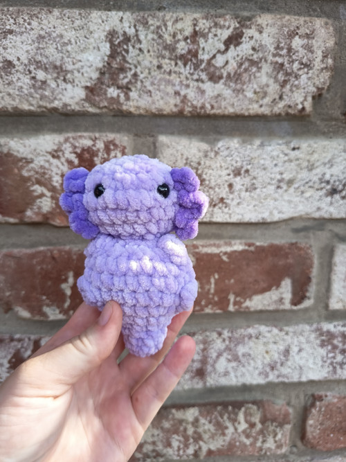 Háčkovaný axolotl - fialový