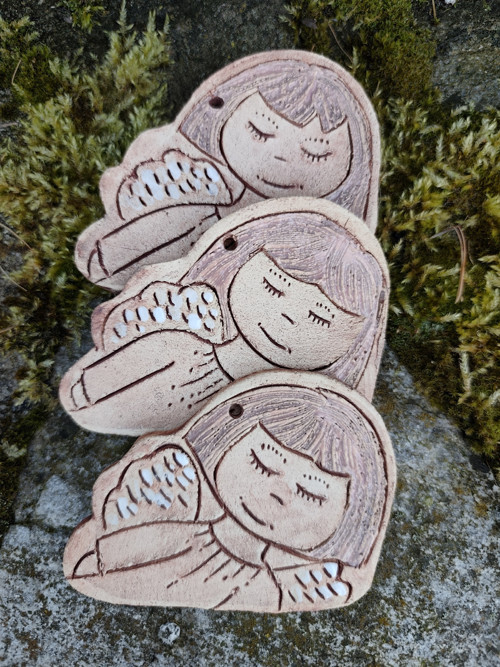 Mini anděl s růžovými vlásky