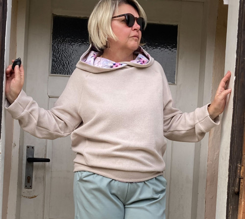 Mikina krémová s kapucí