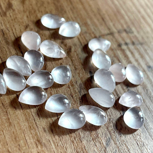 Růženín kabošon slza / 10x7 mm