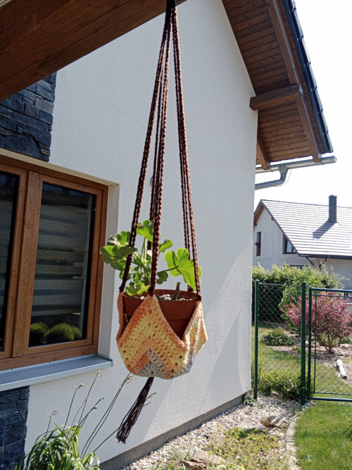 Háčkovaný závěsný květináč