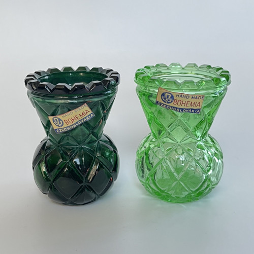Bohemia 2x miniaturní zelená vázička 6.5 cm