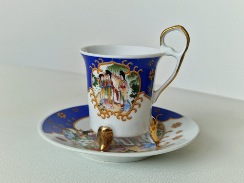 Čínský porcelánový šálek s podšálkem – 3 gejši