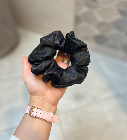 Saténová scrunchie široká